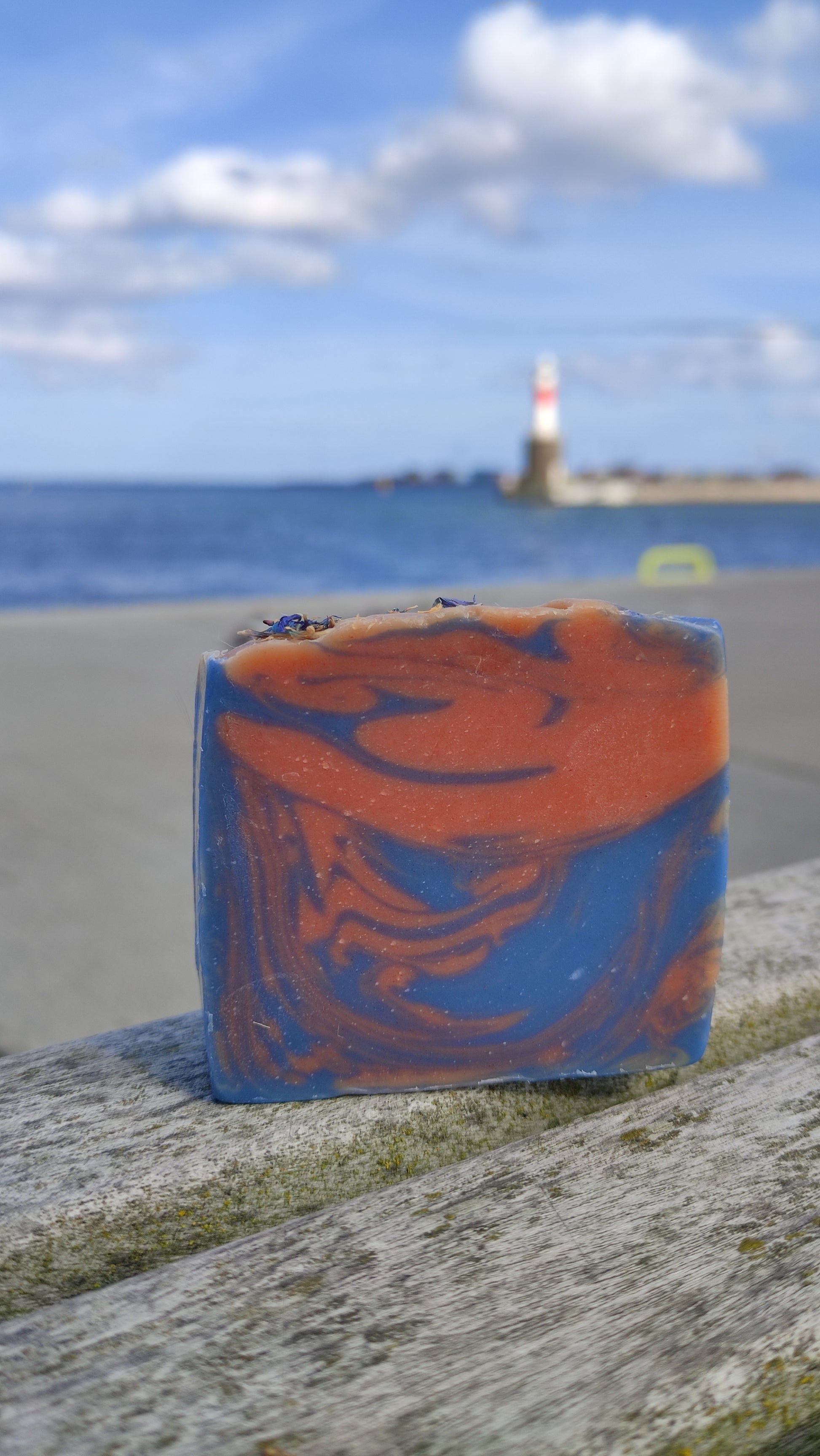 savon surgras saponifié à froid marbré rose et bleu, parfumé ylang-ylang
avec la mer et un phare en arrière plan