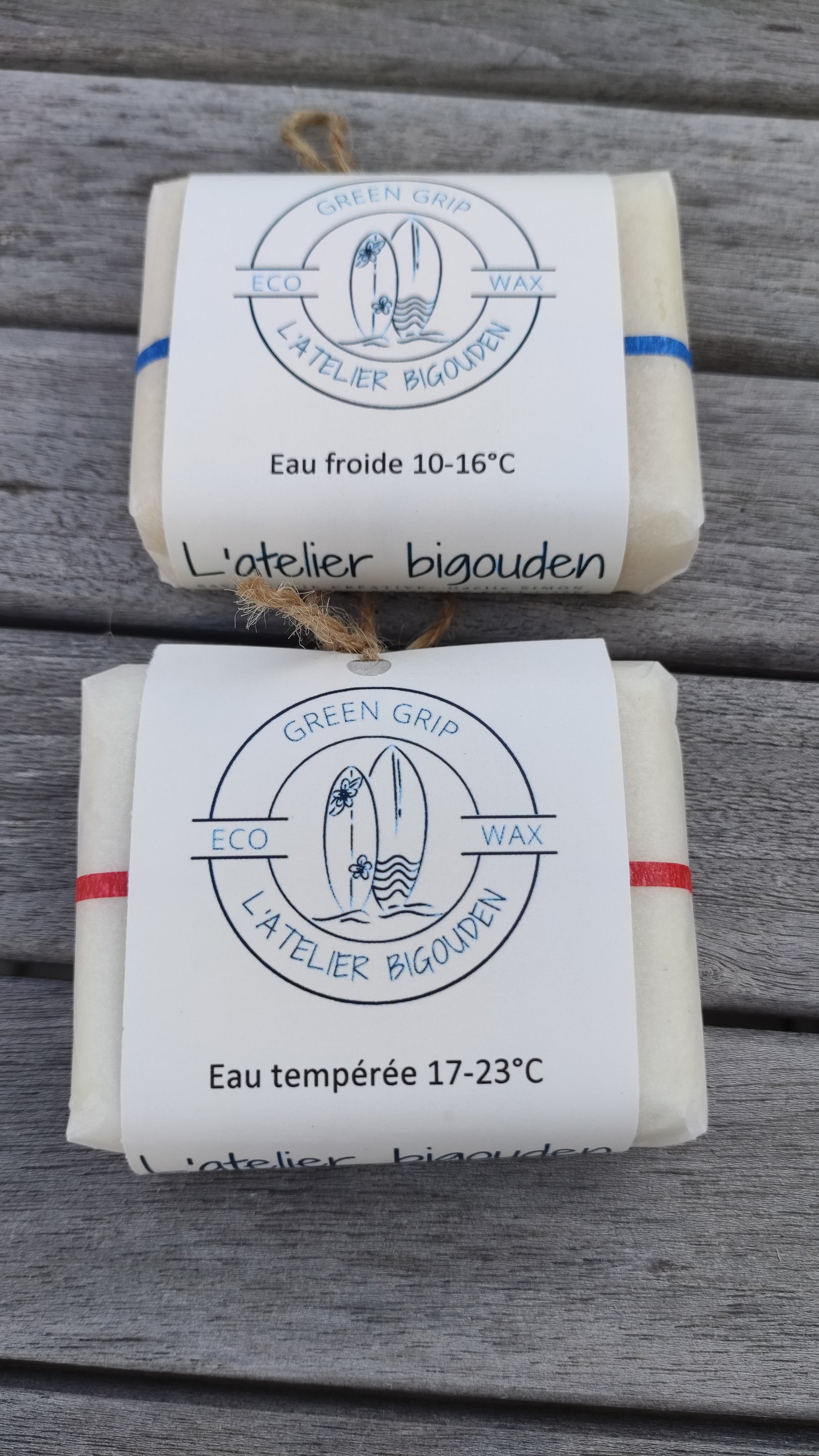 wax écologique pour planches de surf, fabriquée en Bretagne à base de cire d'abeille, d'huile de coco et de résine de pin