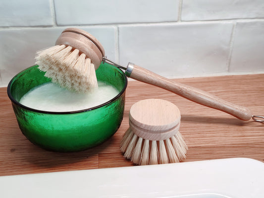 brosse à vaisselle écologique en bois et fibres végétales avec manche et une tête de brosse de rechange