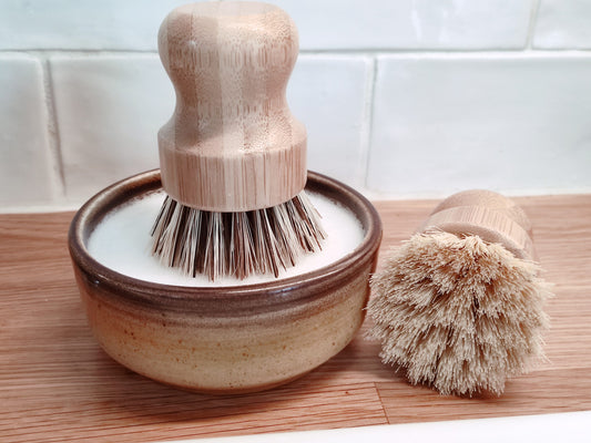 brosse à vaisselle en hêtre avec des poils en fibres végétales