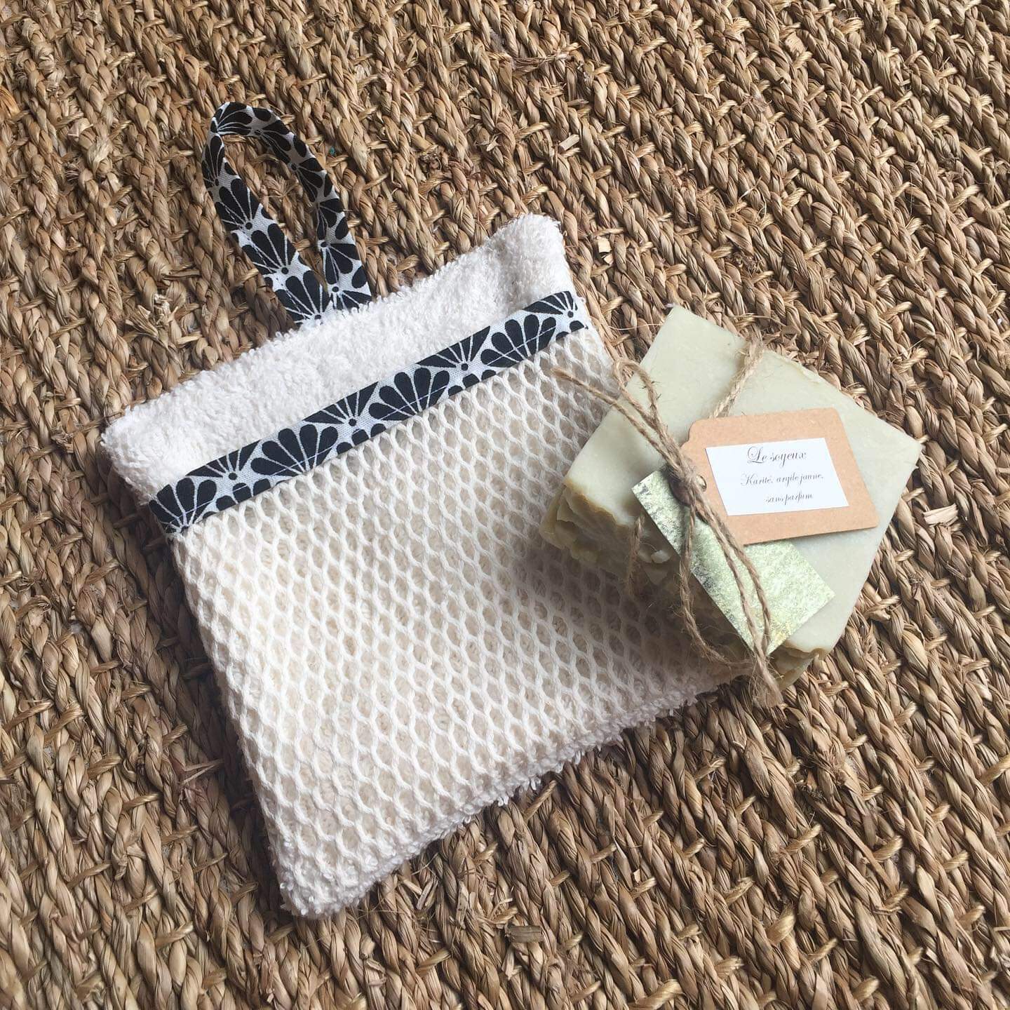 gant de toilette très doux avec une poche sur le devant en filet de coton pour y glisser son savon, tons naturels