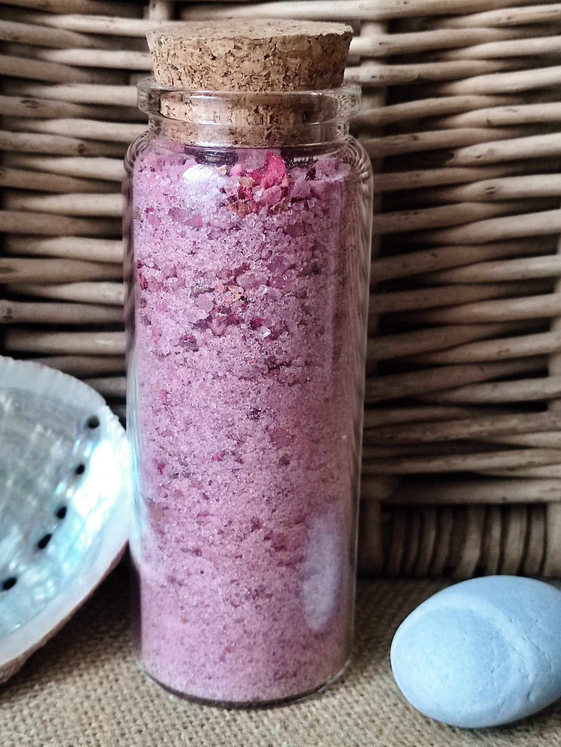 sels de bain rose et hibiscus dans un flacon avec bouchon en liège