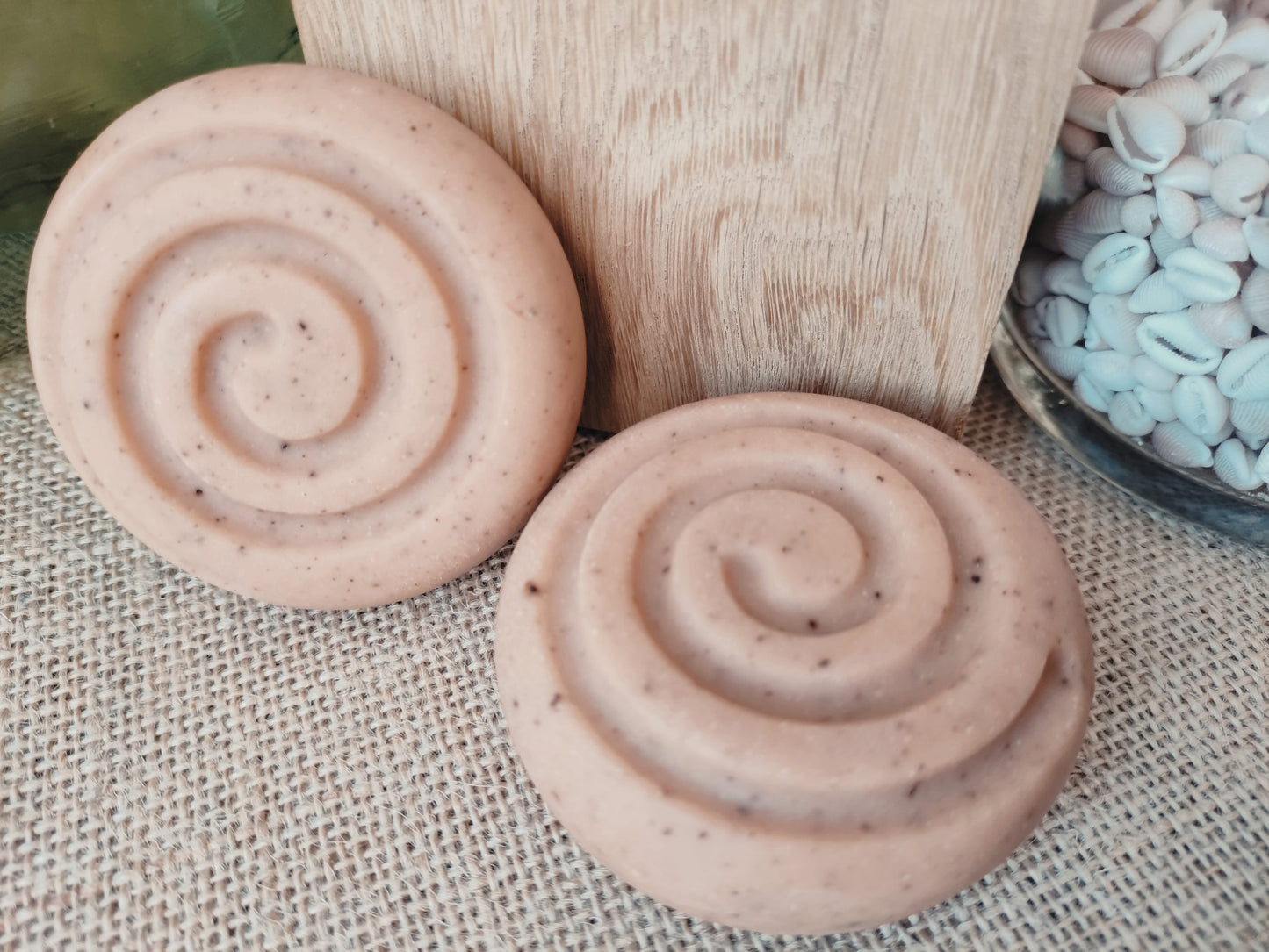 shampooing naturel rose de forme ronde avec une spirale dessus 