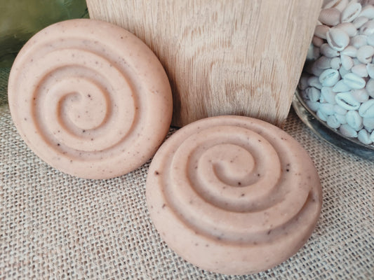 shampooing naturel rose de forme ronde avec une spirale dessus 